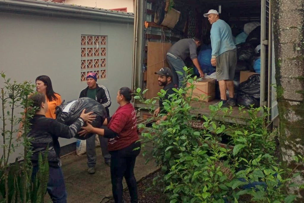 Neste final de semana, Siderópolis encaminhou mais 3 toneladas de donativos para a Unesc, destinados às vítimas das enchentes no Rio Grande do Sul. Ao todo, já foram arrecadadas, até o momento, aproximadamente 9 toneladas de donativos pela Associação Feminina de Assistência e Bem-Estar Social de Siderópolis (Afabess). Este é o terceiro caminhão enviado, resultado da solidariedade dos sideropolitanos.