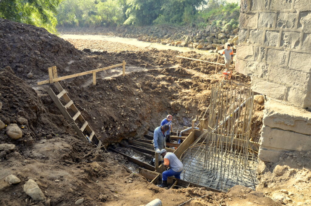 Duas das três sapatas que serão construídas para obra de duplicação da ponte João Fontanella, localizada na comunidade de Rio Jordão Baixo foram concretadas nesta quinta-feira (14/06). A obra, que teve sua ordem de serviço entregue a empresa Araújo Construções a exato um mês, terá investimento de R$ 1,199 milhão, com recursos de emenda parlamentar do deputado estadual Júlio Garcia e mais a contrapartida do município.