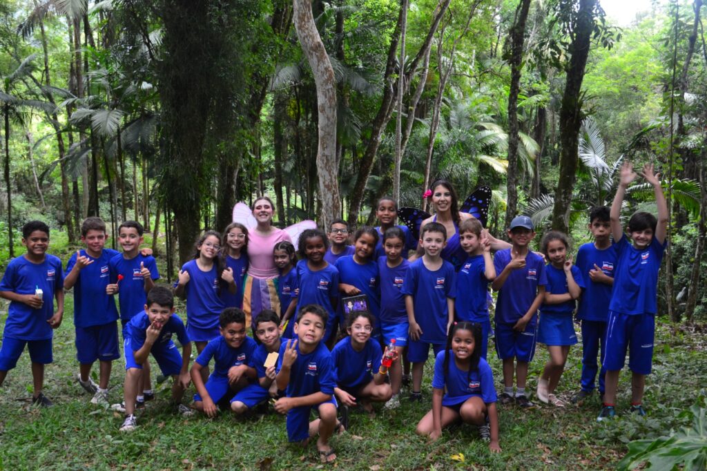 Os alunos Escola Municipal Sara Bom Moretti, de Siderópolis, acompanharam, neste terça-feira a estreia da contação de histórias vivencial do "O Universo Encantado de Aurora". O projeto propõe uma experiência sensorial, onde o público participa da história em um formato imersivo, vivendo-a no próprio cenário da narrativa: Bosque Encantado.