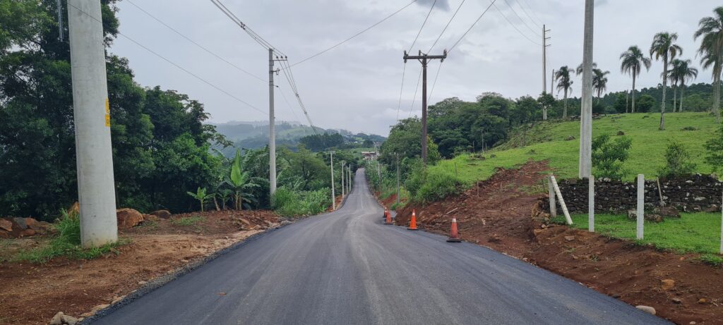 A Estrada Geral Bortolo Scarmagnani, que liga Siderópolis ao município de Cocal do Sul, na comunidade de São Geraldo, recebeu a camada asfáltica na última semana. O local já está com toda a drenagem pronta, e aguarda a retirada de um poste por parte da Celesc para conclusão.